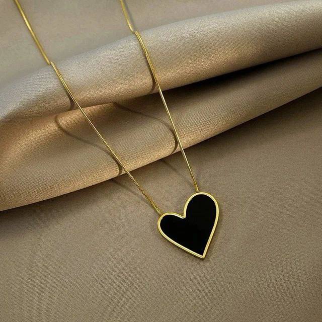 Black heart necklace